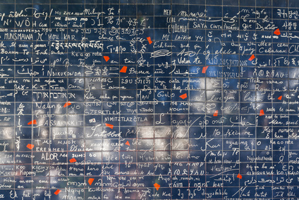 Die berühmte Mauer der Liebe am Montmatre, auf der ‘Ich liebe Dich’ in 311 Sprachen geschreiben steht