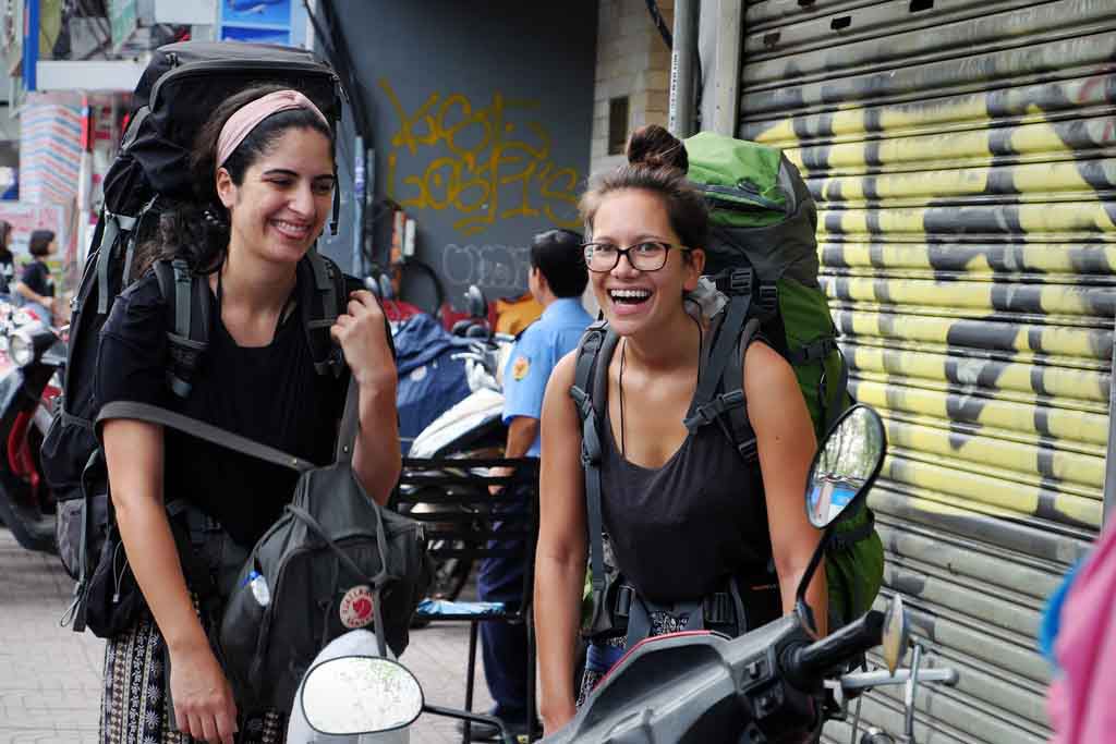 Zwei Backpacker in Saigon