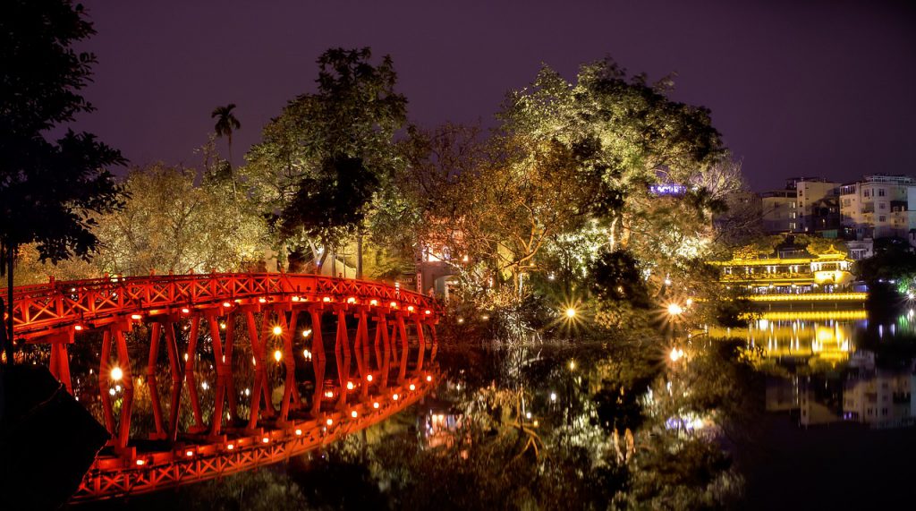 Die malerische Thue Huc Brücke am Hoan Kiem See in Hanoi, Vietnam