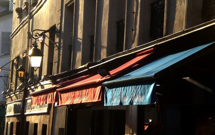 The bars around the Montmartre come alive in the evening