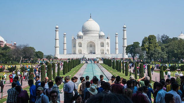 Luftverschmutzung und der Ansturms der Besucher bedrohen das Taj Mahal in Indien