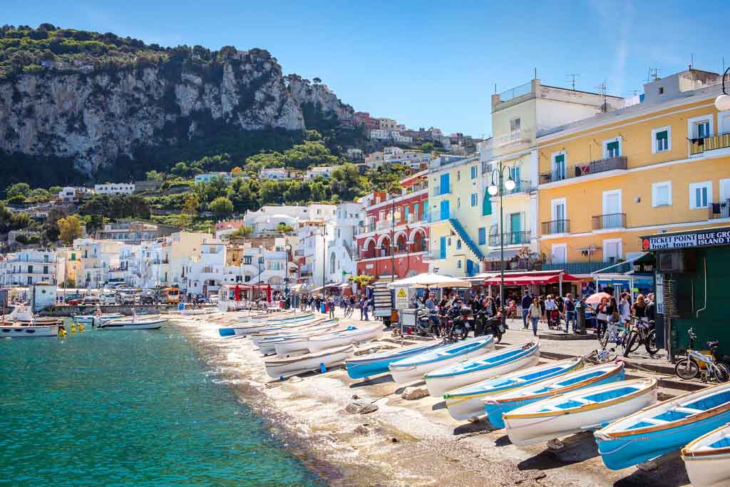 Der Hafen und Promenade von Capri, Italien