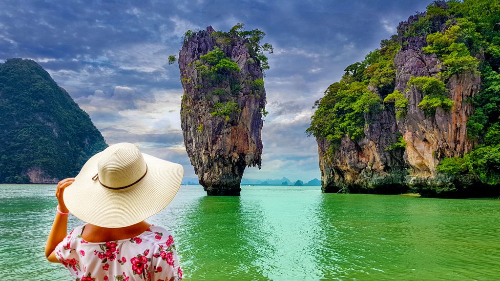 Die Insel Ko Phing Kan besser bekannt als James-Bond-Island befindet sich in der Bucht von Phang Nga. Der Besuch der Insel wird hauptsächlich von Phuket und Krabi aus als Bootsausflug angeboten.