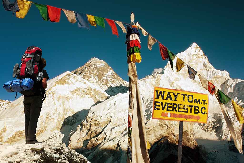 Der Mount Everest wird mit Müll von eindringender Besuchern übersät