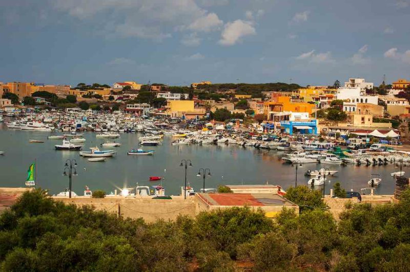 Blick auf den alten Hafen von Lampedusa