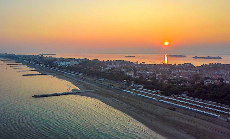 Der kleine Inselstreifen Lido di Venezia trennt die weltbekannte Lagune von Venedig vom offenen Meer