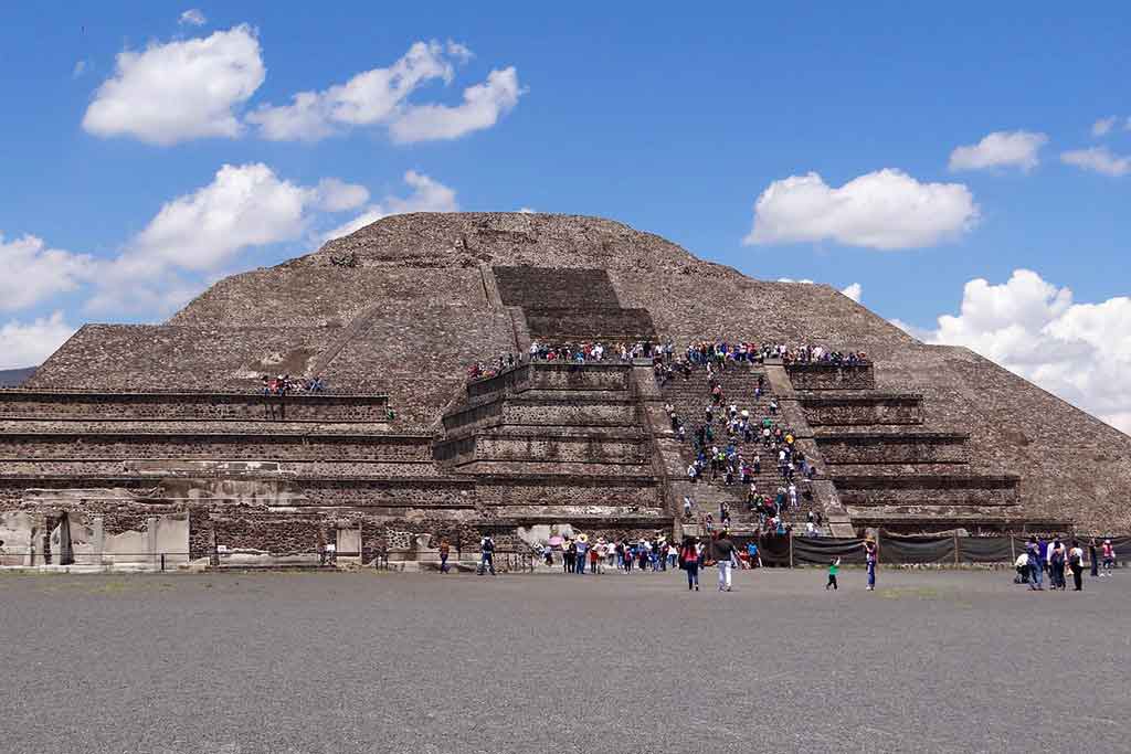 Die alten Ruinen von Teotihuacan in Mexikovon sind von Verschmutzung des Übertourismus bedroht