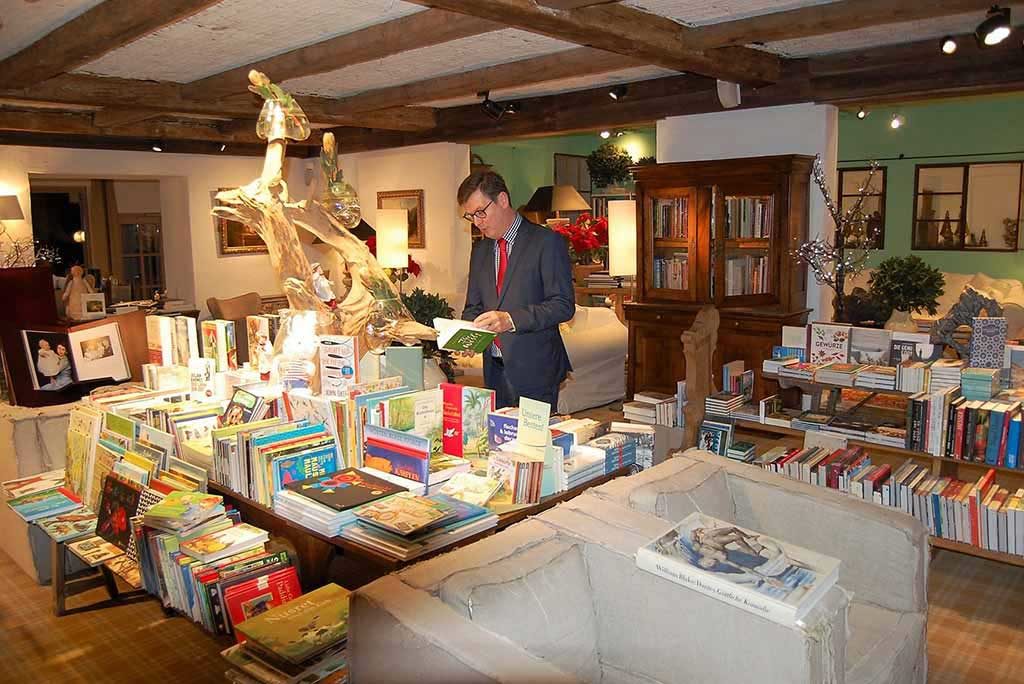 Direktionsassistent </span>Matthias Schütz in der großen Bibliothek der Bleiche Foto: F. Moritz