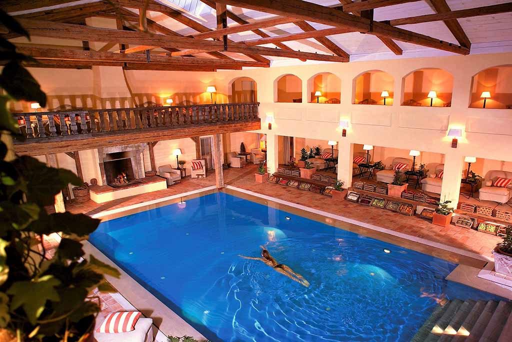 Blick in Schwimmbad mit Galerie und Kamin Foto: © Bleiche Resort & Spa