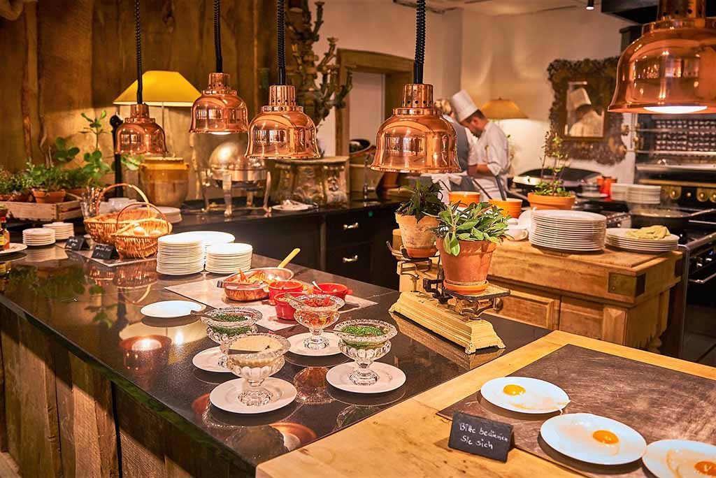 Die offene Küche kann beim Frühstück und Abendmenü genutzt werden     Foto: © Bleiche Resort & Spa
