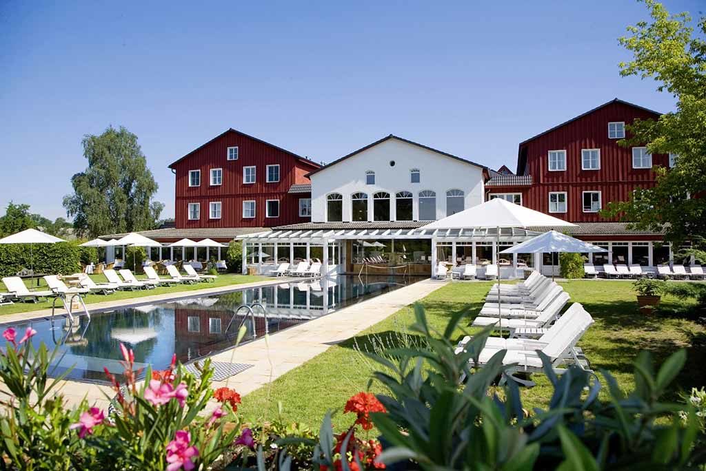 Außenpool und Liegewiese in der Bleiche Foto: © Bleiche Resort & Spa