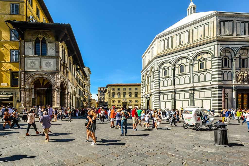 Das Baptisterium von Johannes am Piazza Del Duomo in Florenz