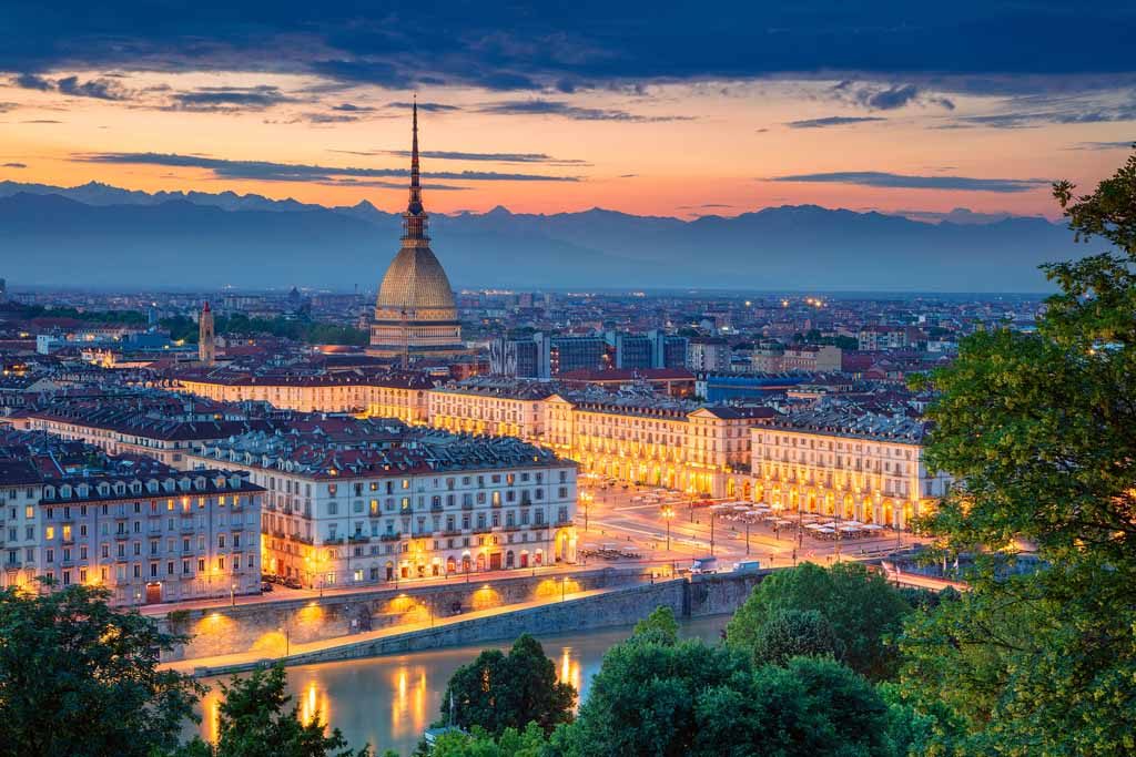 Sonnenuntergang über Turin, im Hintergrund die Mole Antonelliana