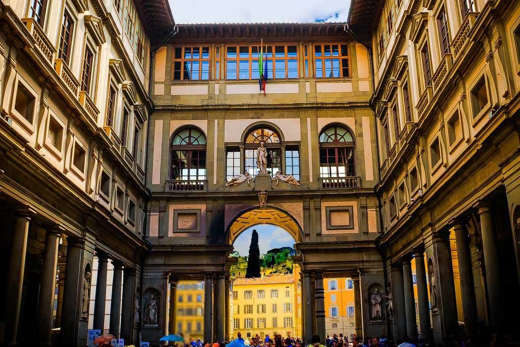 Das Uffizien ist eines bekanntesten Kunstmuseen in Florenz. Es beherbergt eine Sammlung von unschätzbarem Wert.