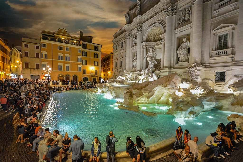 Der Trevi-Brunnen in Rom ist ein beliebtes Ausflugsziel für Liebende