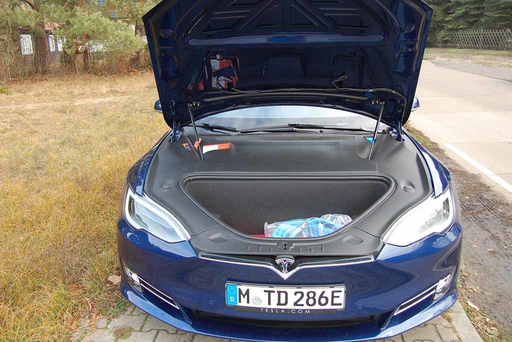 Tesla Model S 100 D: Ein Kabinen-Trolley passt locker vorne rein   