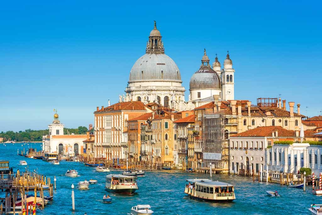 Venedig, Italien: Blick auf den Canal Grande und die Basilika Santa Maria della Salute