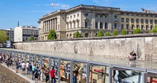 Freiluft-Ausstellung Topographie des Terrors, dahinter ein Teil der ehemaligen Berliner Mauer