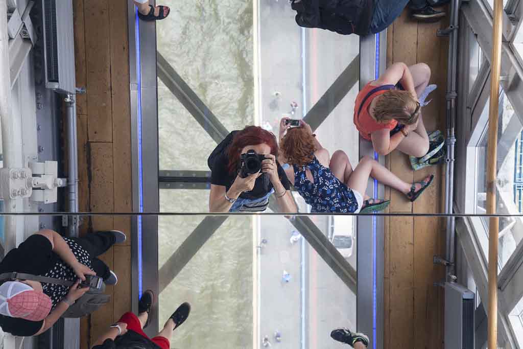 Der Glasboden der Tower Bridge, eine beliebte Touristen-Attraktion in London