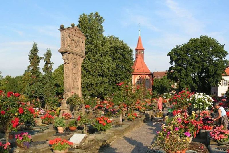Der St. Jo­han­nis­fried­hof in Nürnberg wurde 2013 zum schönsten Friedhof Deutschlands ge­wählt.