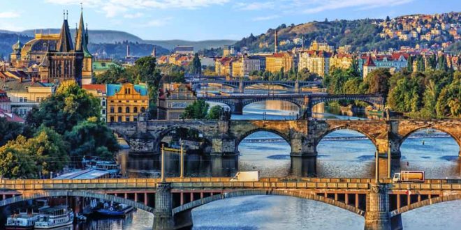 Blick auf die Karlsbrücke und die Altstadt von Prag
