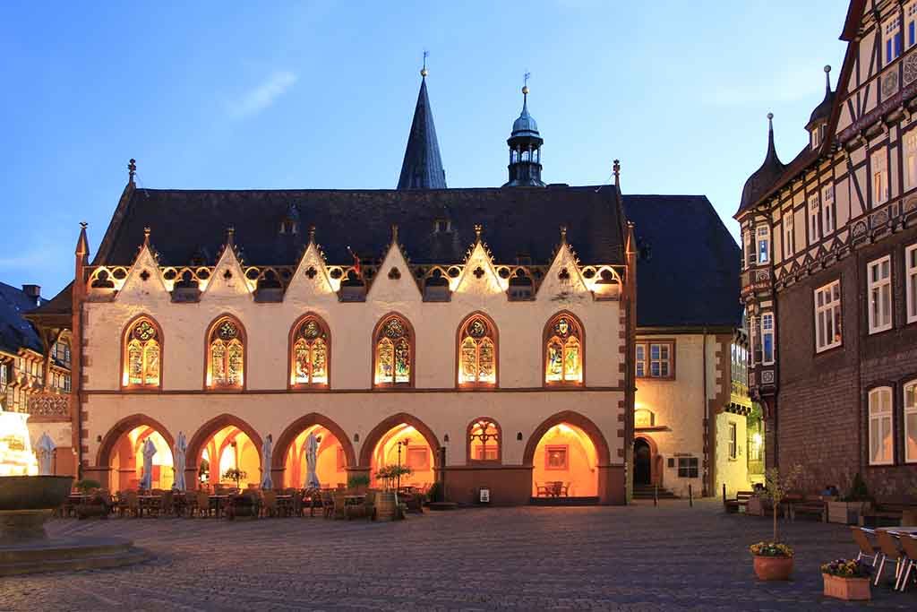 Das Rathaus in Goslar zur blauen Stunde