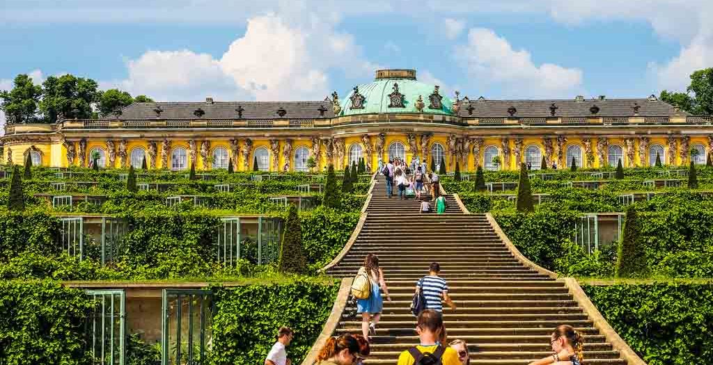 Das Schloss-Sanssouci in Potsdam ist eine der schönsten Sehenswürdigkeiten in Brandenburg