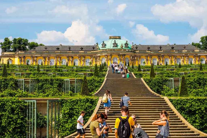 Das Schloss-Sanssouci in Potsdam ist eine der schönsten Sehenswürdigkeiten in Brandenburg