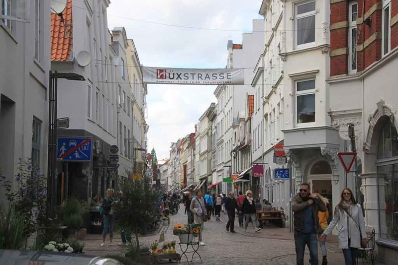 Shoppen in der Hüxstraße in Lübeck ist vor allem im Sommer ein Erlebnis