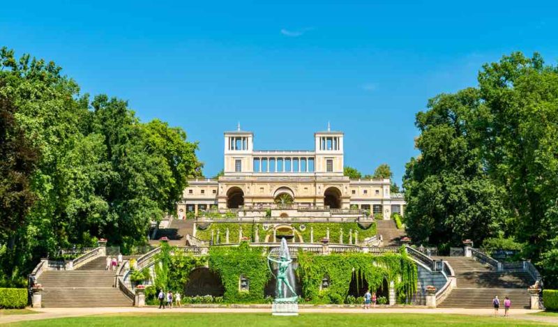 Das Orangerie-Schloss im Park Sanssouci, Potsdam – Foto: Bigstock