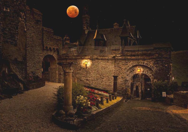 Der Blutmond über der Reichsburg Cochem an der Mosel