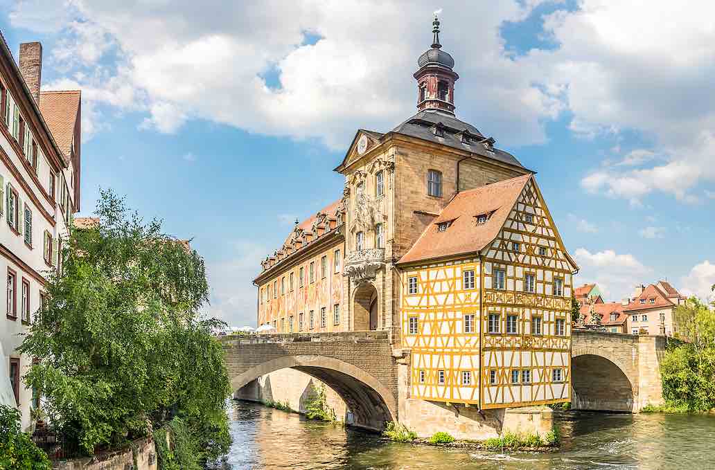 Das alte Rathaus auf der Brücke der Regnitz ist die bedeutendste Sehenswürdigkeit in Bamberg und ein Wahrzeichen des Stadt