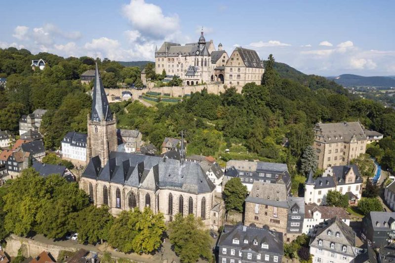 Das mittelalterliche Schloss und die Kirche in der Altstadt von Marburg