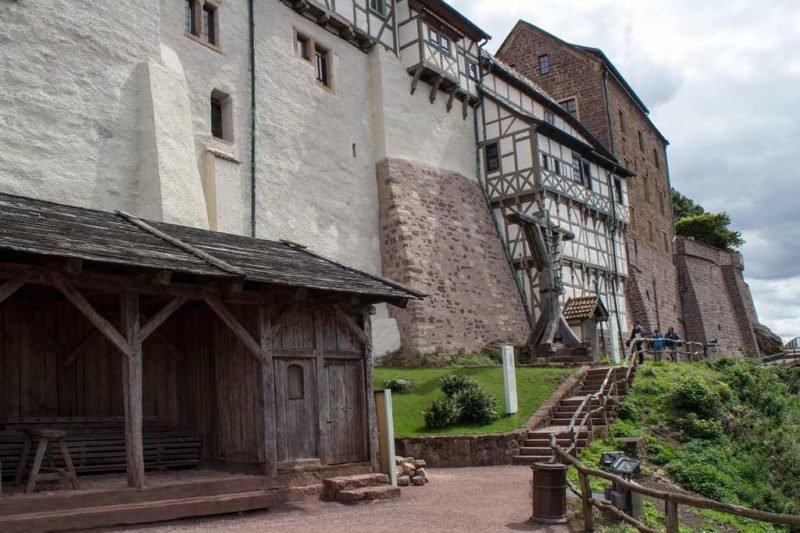 Der Vorplatz an der Mauer der Wartburg bei Eisenach im Thüringer-Wald