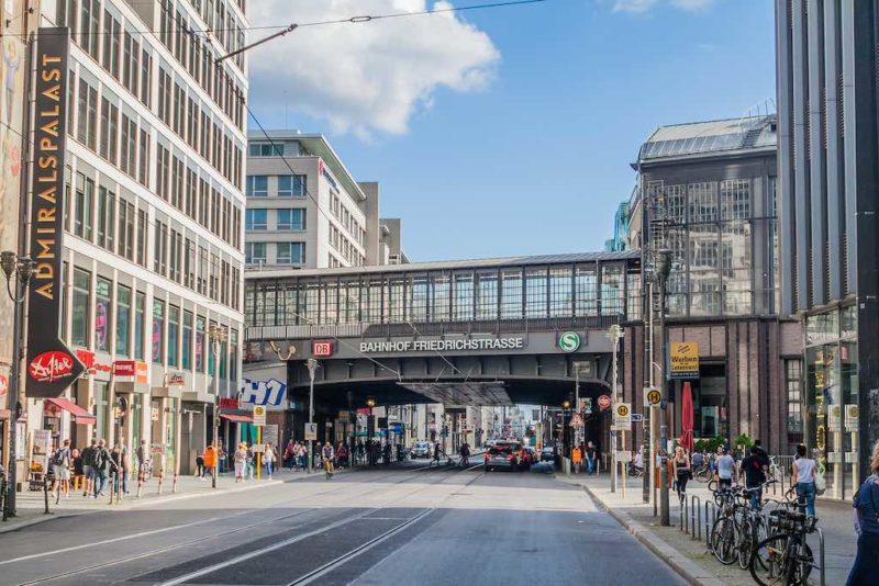 Bahnhof Friedrichstraße, links der Admiralspalast