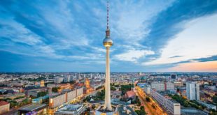 Der Fernsehturm ist ein Wahrzeichen von Berlin