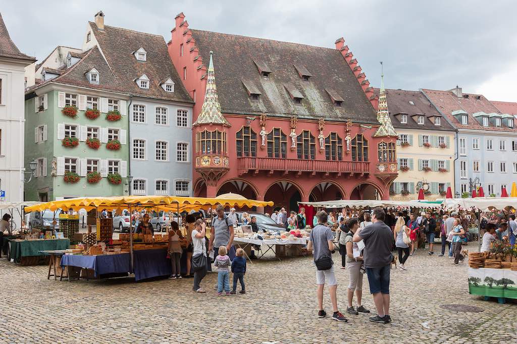 Der Münstermarkt rund um Freiburgs Wahrzeichen hat täglich ab 7:30 Uhr geöffnet
