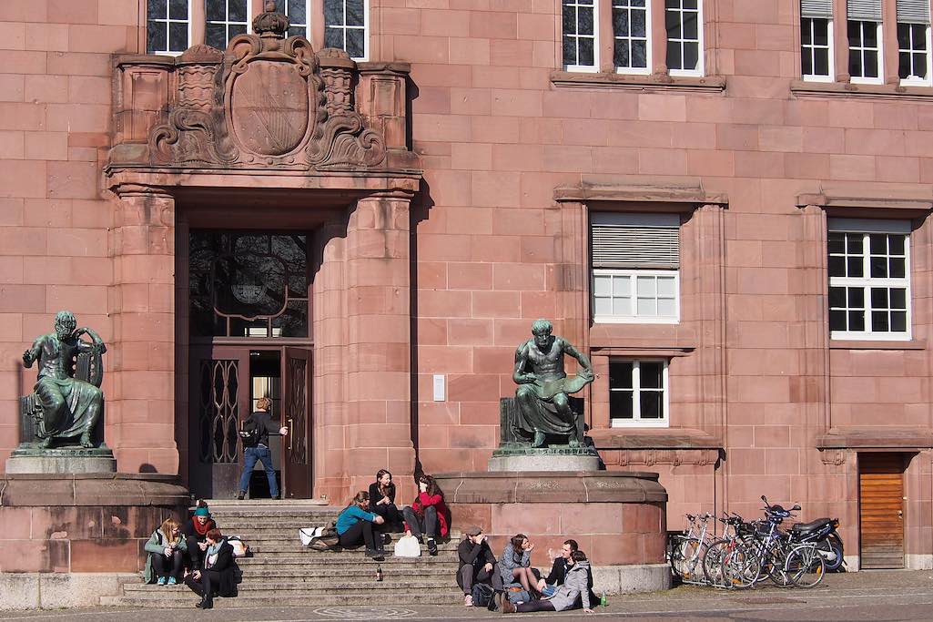 <span dir="ltr">Blick auf den Eingang das Kollegiengebäude I der Albert-Ludwigs-Universität Freiburg im Breisgau  </span>© <a href="https://pixabay.com/de/users/gina_janosch-782007/?utm_source=link-attribution&utm_medium=referral&utm_campaign=image&utm_content=686150">Gina Janosch</a> auf <a href="https://pixabay.com/de/?utm_source=link-attribution&utm_medium=referral&utm_campaign=image&utm_content=686150">Pixabay</a>