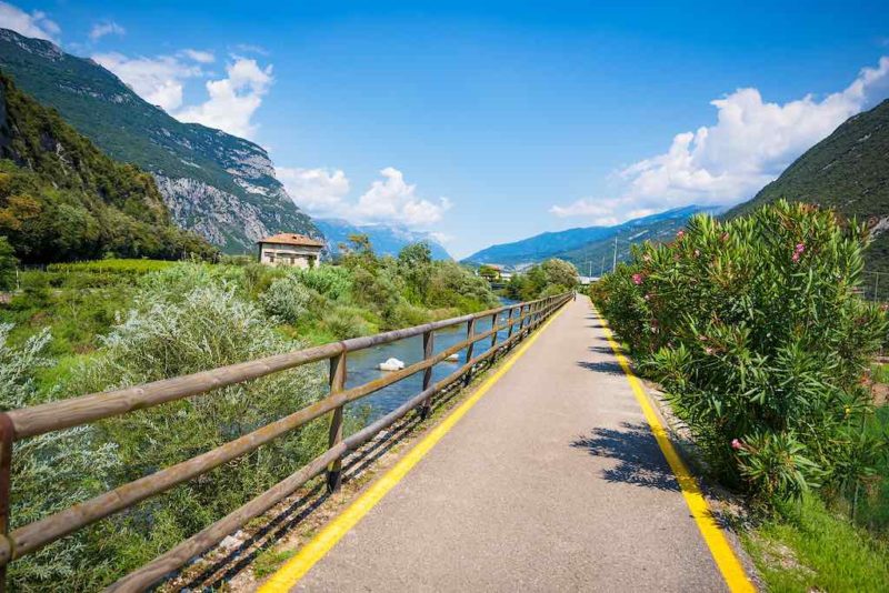 Der Torbole-Sarche Radwanderweg gehört zu den beliebtesten Strecken am Gardasee.